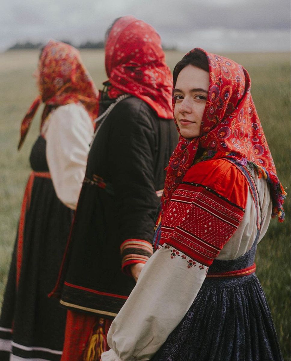 Women in Slavic costumes in Xian