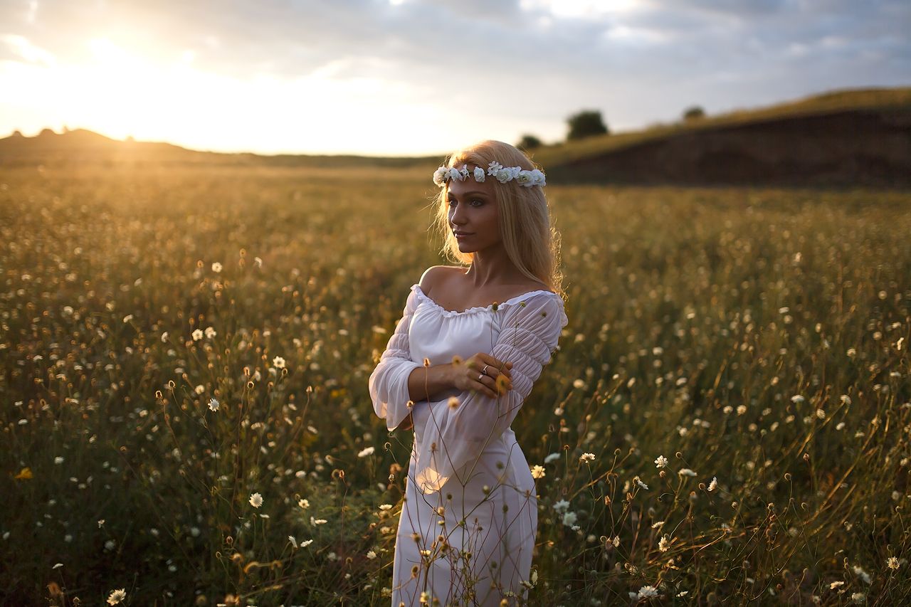 Girls in Slavic costumes in Xian